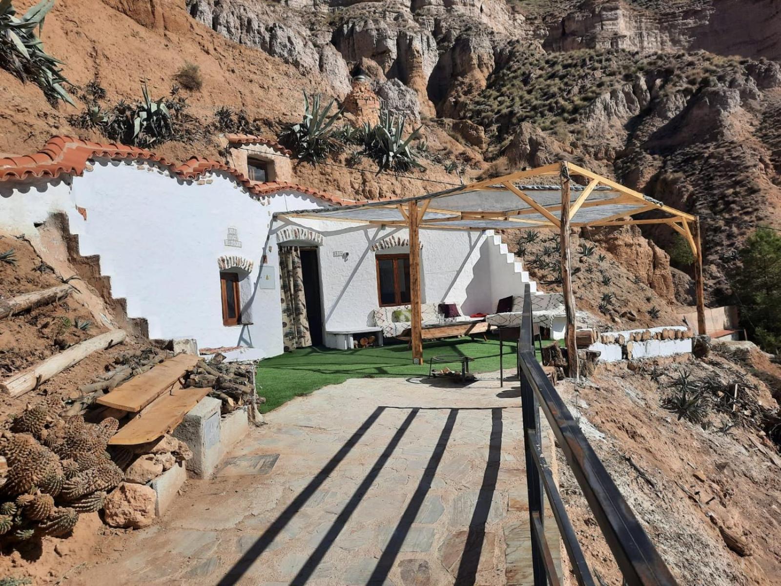 Creatively Designed Cavehouse With Jacuzzi Gorafe