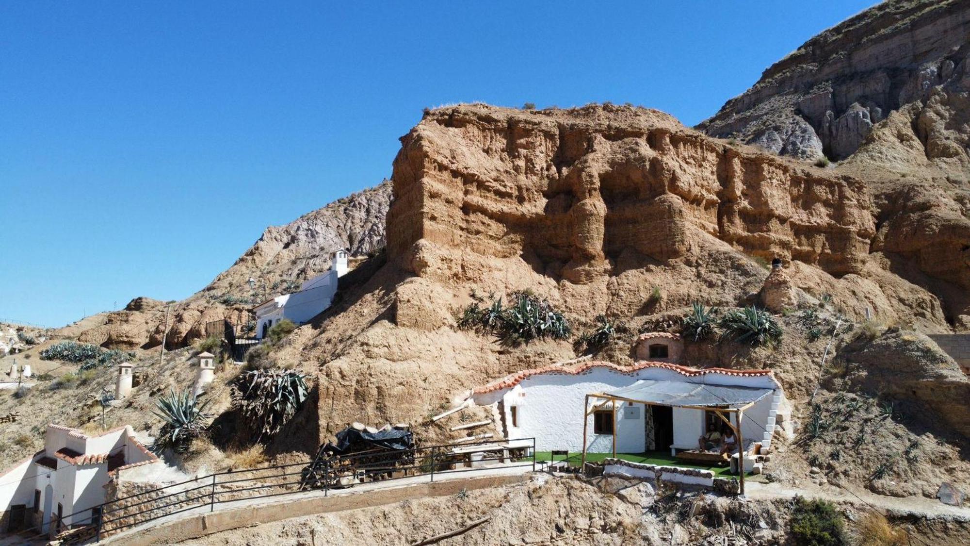 Creatively Designed Cavehouse With Jacuzzi * Gorafe