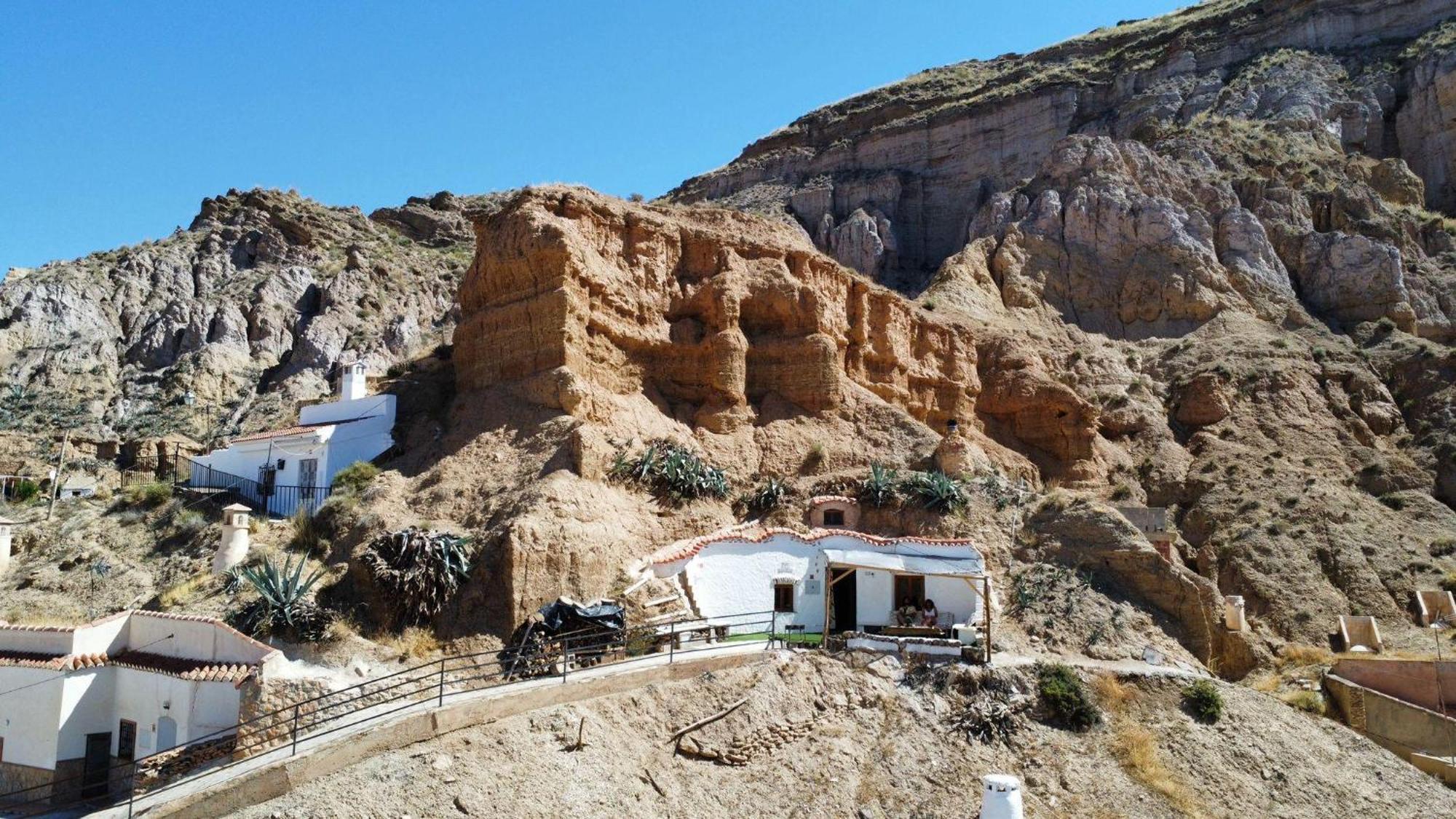 Creatively Designed Cavehouse With Jacuzzi Holiday home